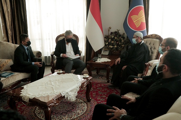 سفير أكبر دولة إسلامية يشيد بجهود العتبة الحسينية في التواصل بين الشعوب + صور سفير أكبر دولة إسلامية يشيد بجهود العتبة الحسينية في التواصل بين الشعوب + صور