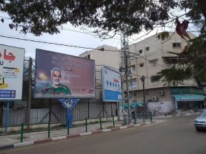بالصور..غزة ترفع صور سليماني في شوارعها وميادينها