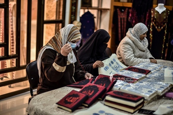 بالصور...أغلفة المصاحف المُطرزة بالتراث الفلسطيني.. رسالة من غزة إلى العالم