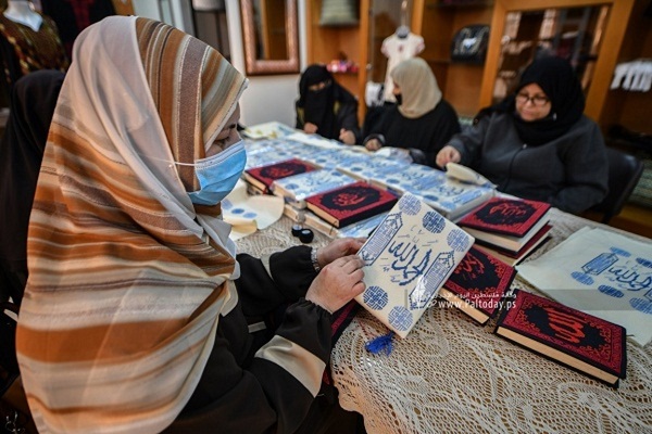 بالصور...أغلفة المصاحف المُطرزة بالتراث الفلسطيني.. رسالة من غزة إلى العالم