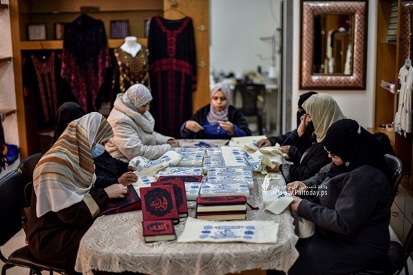 بالصور...أغلفة المصاحف المُطرزة بالتراث الفلسطيني.. رسالة من غزة إلى العالم