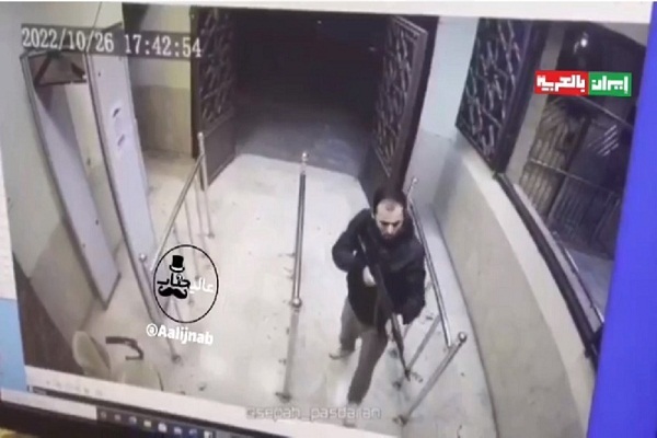 بالفيديو.. لحظة دخول منفذ العملية الارهابية الى مرقد السيد شاهجراغ(ع) في شيراز
