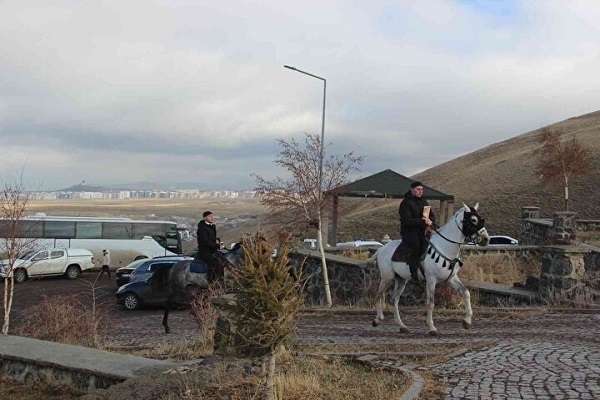 ألف ختمة قرآن وتتويج على الخيل..تقليد بولاية تركية منذ 500 عام + صور