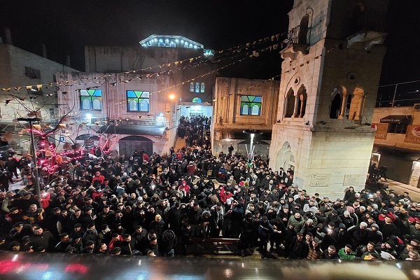 بالصور...آلاف الفلسطينيين يشهدون 