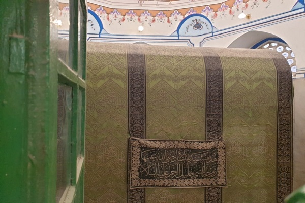 من الأنبياء المدفونون في المسجد الإبراهيمي في الخليل بالضفة الغربية؟