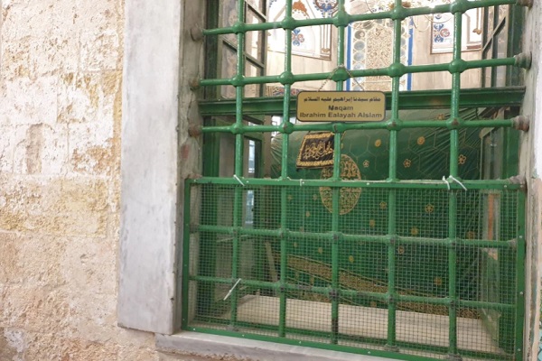 من الأنبياء المدفونون في المسجد الإبراهيمي في الخليل بالضفة الغربية؟