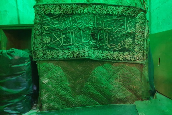 من الأنبياء المدفونون في المسجد الإبراهيمي في الخليل بالضفة الغربية؟