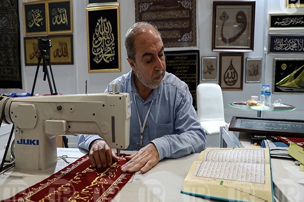 استغرق 12 عاماً..شاهد أول مصحف يكتب بالخيط والإبرة في العالم