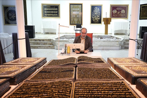استغرق 12 عاماً..شاهد أول مصحف يكتب بالخيط والإبرة في العالم