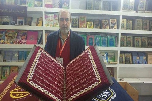 استغرق 12 عاماً..شاهد أول مصحف يكتب بالخيط والإبرة في العالم