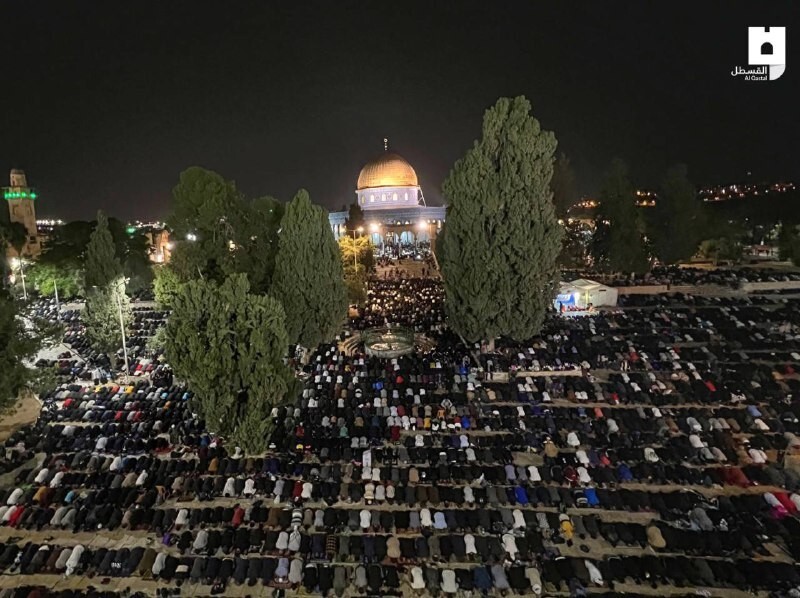 بالصور... ربع مليون مصلٍ يُحيون ليلة القدر في المسجد الأقصى