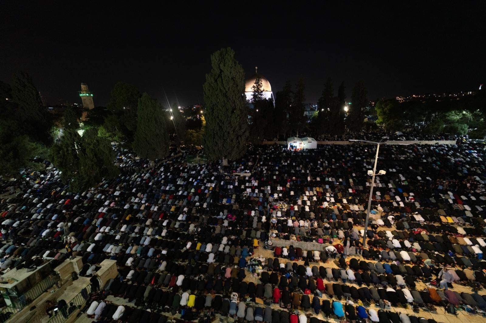 بالصور... ربع مليون مصلٍ يُحيون ليلة القدر في المسجد الأقصى