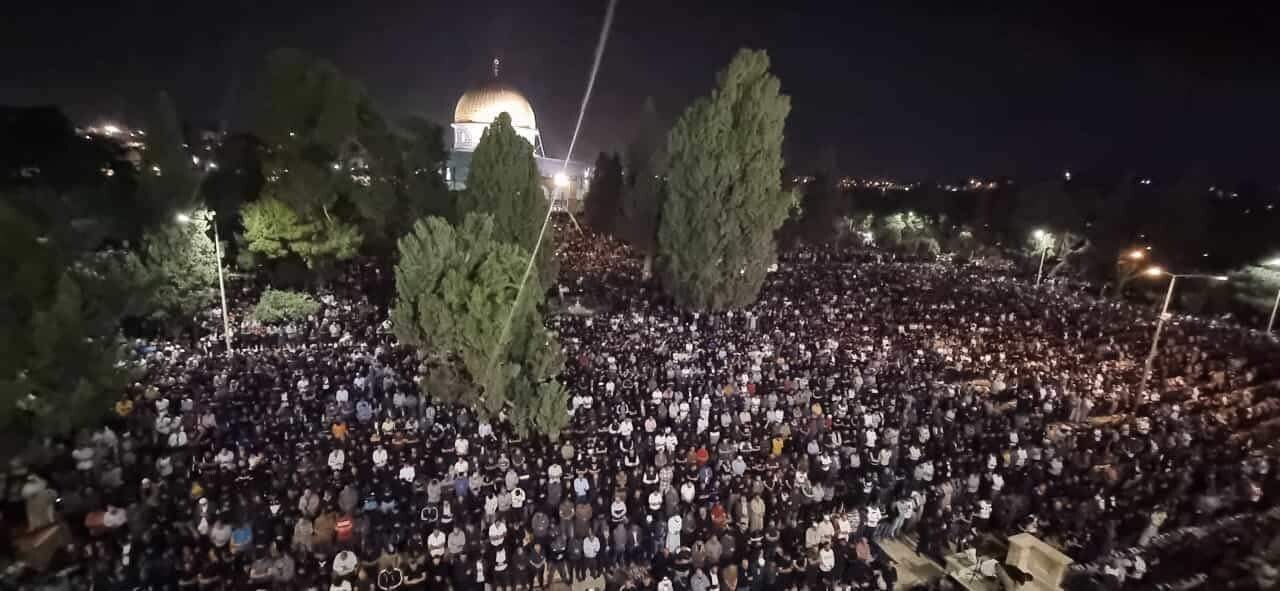 بالصور... ربع مليون مصلٍ يُحيون ليلة القدر في المسجد الأقصى