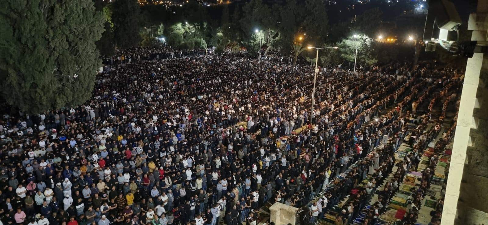 بالصور... ربع مليون مصلٍ يُحيون ليلة القدر في المسجد الأقصى