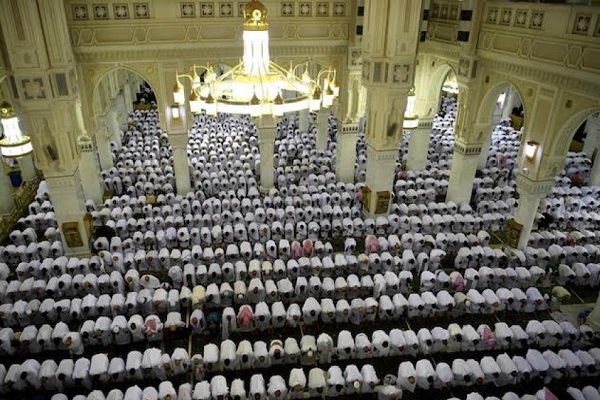 بالصور...ثلاثة ملايين مصلٍ يشهدون ختم القرآن بالحرم المكي