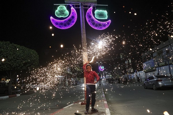 المسلمون يحتفلون بشهر رمضان المبارك بطقوسهم الخاصة