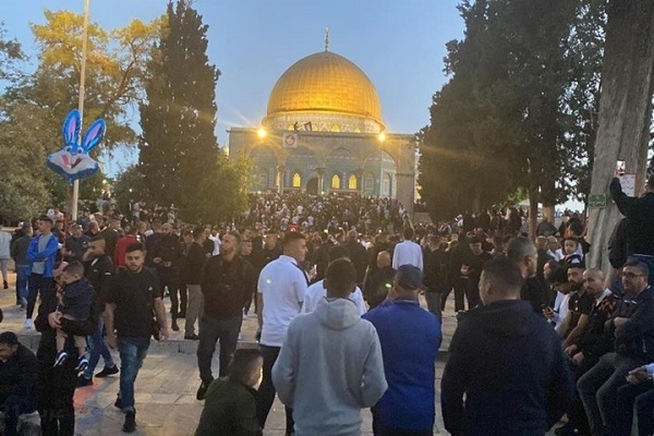 بالصور...نحو 200 ألف أدّوا صلاة عيد الفطر في المسجد الأقصى
