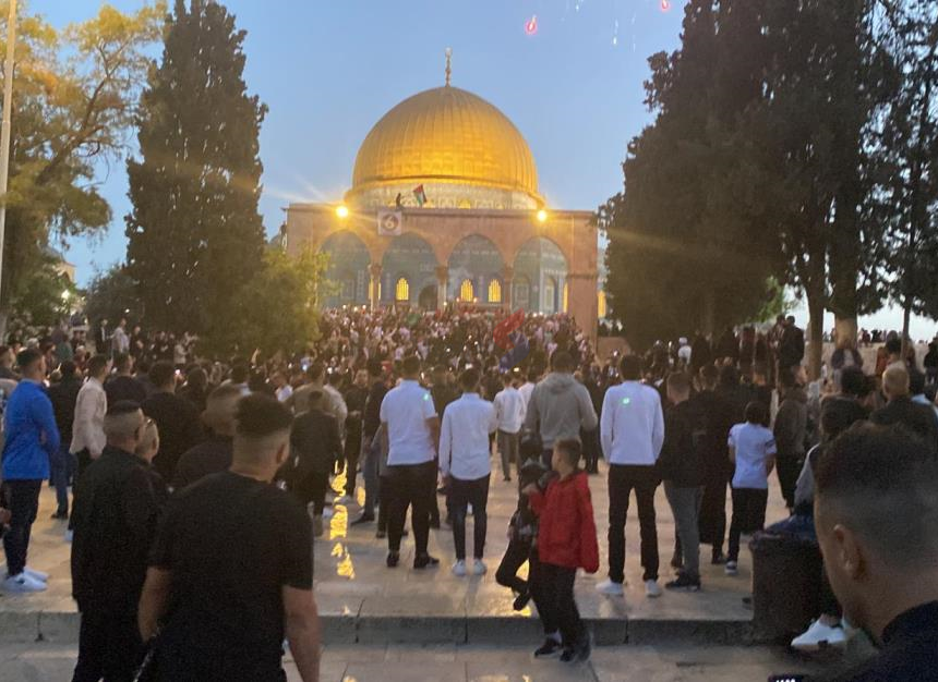 بالصور...نحو 200 ألف أدّوا صلاة عيد الفطر في المسجد الأقصى