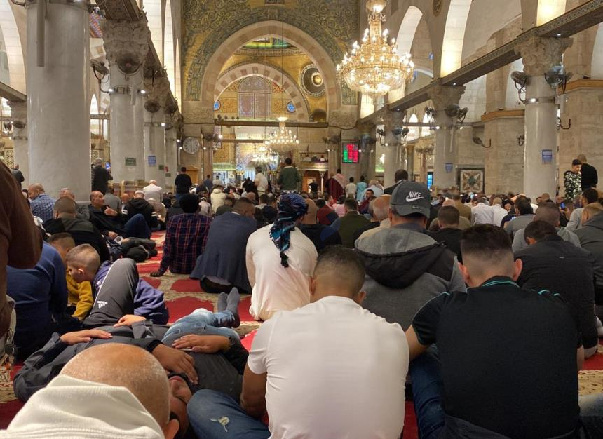 بالصور...نحو 200 ألف أدّوا صلاة عيد الفطر في المسجد الأقصى