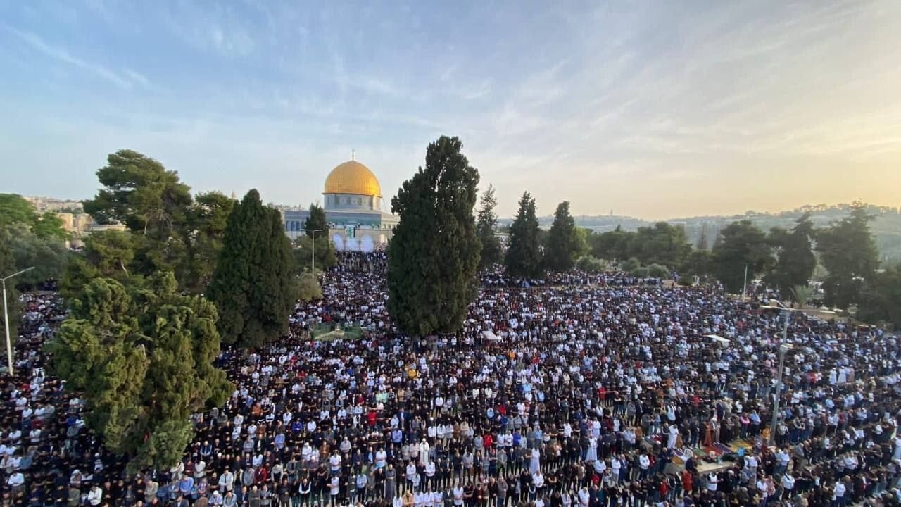 بالصور...نحو 200 ألف أدّوا صلاة عيد الفطر في المسجد الأقصى