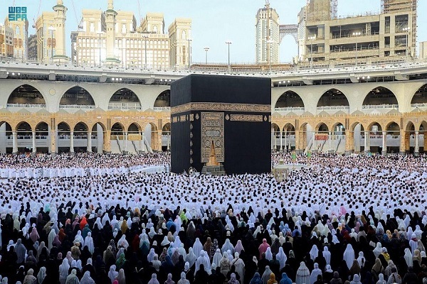 أداء صلاة عيد الفطر في الحرم المكي والمسجد النبوي + صور