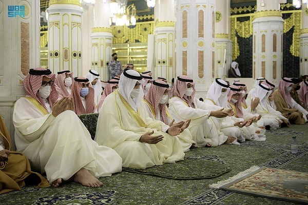 أداء صلاة عيد الفطر في الحرم المكي والمسجد النبوي + صور