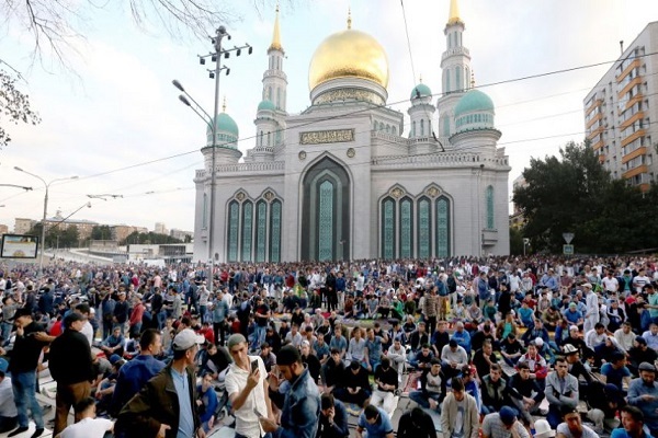 ملايين المسلمين يؤدون صلاة عيد الفطر في دول عدة