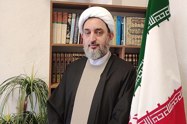 ناشط قرآني إیراني: حمل القرآن یعنی حمله بالقلب ونفوذه في وجود الإنسان