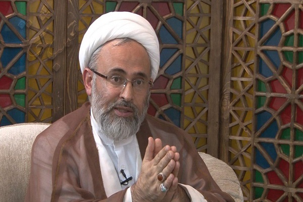 رجل دين إیراني: إقامة حکومة إسلامیة فرض إلهي