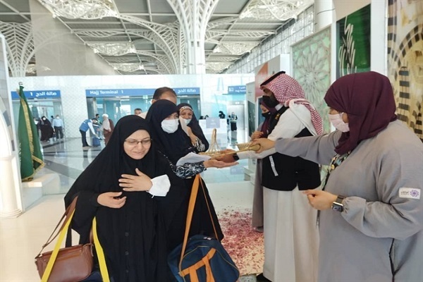 بالصور...إستقبال الحجاج الإيرانيين بالورود في مطار المدينة المنورة + صور