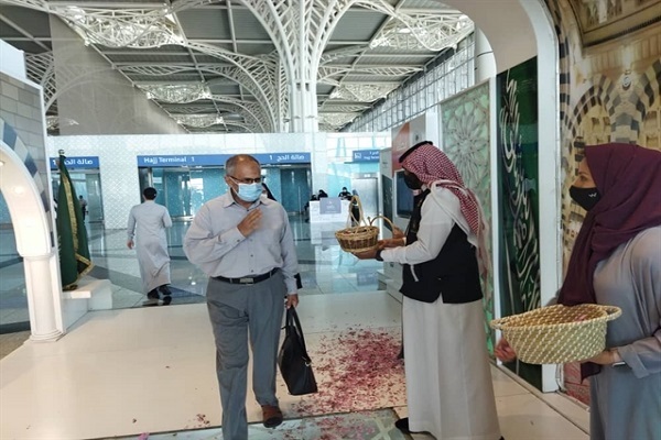 بالصور...إستقبال الحجاج الإيرانيين بالورود في مطار المدينة المنورة + صور