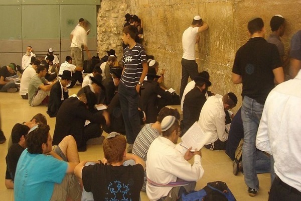 في أسباب صوم الیهود أربعین یوماً
