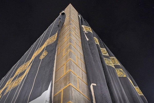 بالصور والفيديو...إستبدال كسوة الكعبة المشرفة