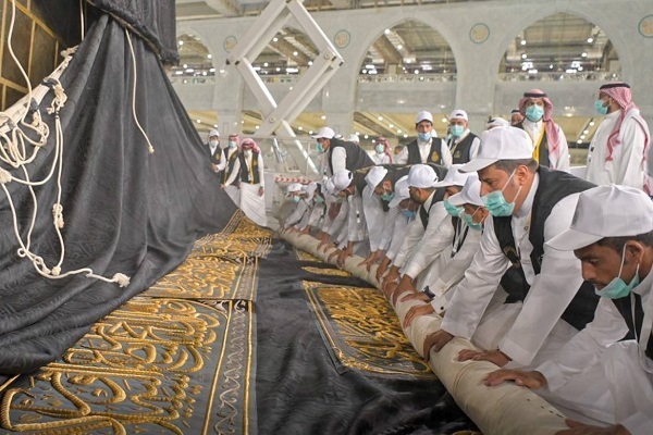 بالصور والفيديو...إستبدال كسوة الكعبة المشرفة