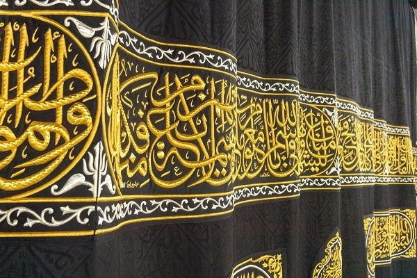 بالصور والفيديو...إستبدال كسوة الكعبة المشرفة