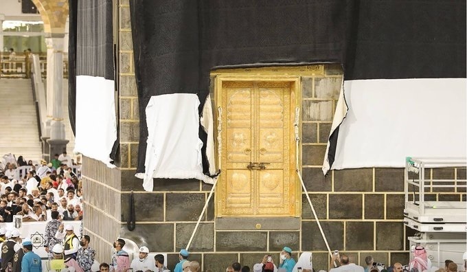 بالصور والفيديو...إستبدال كسوة الكعبة المشرفة