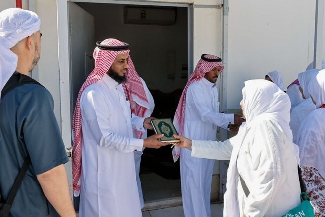 تخصيص مواقع لتوزيع نسخ القرآن داخل المسجد الحرام