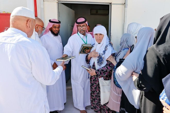 تخصيص مواقع لتوزيع نسخ القرآن داخل المسجد الحرام