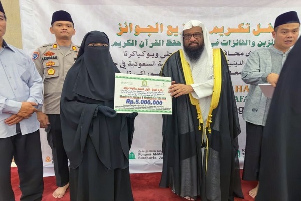 60 مشاركاً في التصفيات النهائية لمسابقة القرآن في إندونيسيا + صور