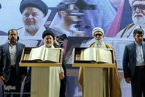 بالفيديو...إزاحة الستار عن أقدم مصحف مخطوط بالخطّ الحجازي في مشهد