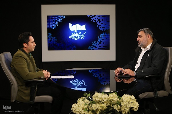 الكثير من الشباب يتابعون بثّ الختمات القرآنية من قناة القرآن الفضائية