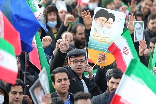 أبناء الشعب الايراني يجددون العهد والولاء لمبادئ الثورة الاسلامية + صور و فيديو