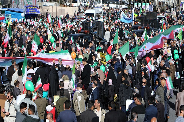 أبناء الشعب الايراني يجددون العهد والولاء لمبادئ الثورة الاسلامية + صور و فيديو