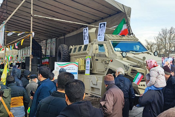أبناء الشعب الايراني يجددون العهد والولاء لمبادئ الثورة الاسلامية + صور و فيديو