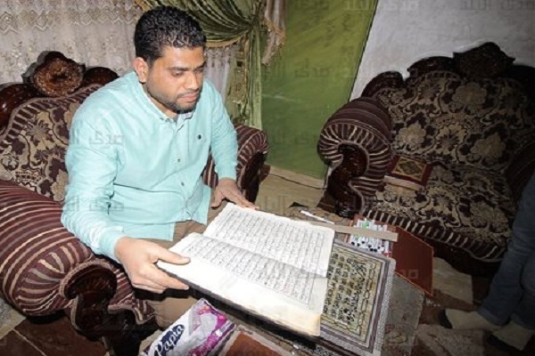 بالفيديو..شاب مصري ينتهي من كتابة المصحف فى 6 أشهر