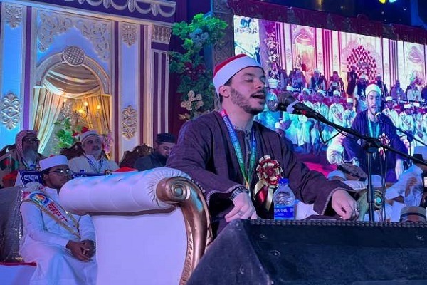 بالصور...حضور كبير لحفل قرآني لقارئ مصري شاب في بنغلاديش
