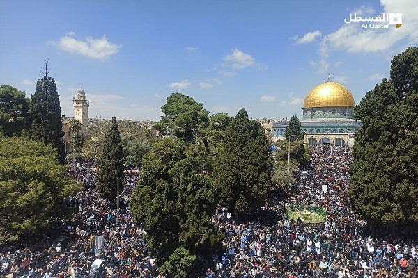 ربع مليون فلسطيني يصلّون الجمعة الأخيرة من رمضان في الأقصى + صور