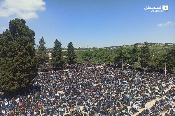 ربع مليون فلسطيني يصلّون الجمعة الأخيرة من رمضان في الأقصى + صور