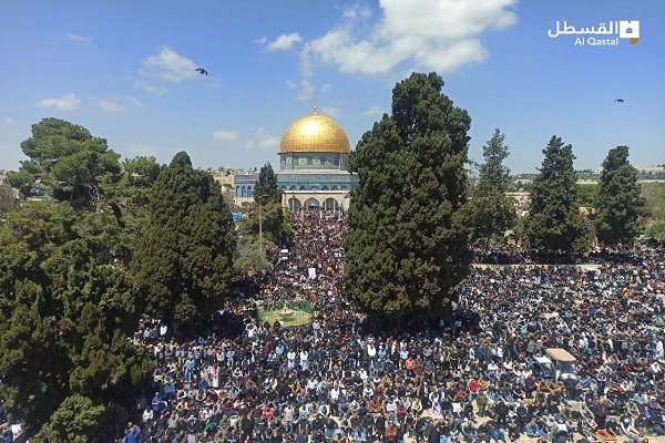 ربع مليون فلسطيني يصلّون الجمعة الأخيرة من رمضان في الأقصى + صور