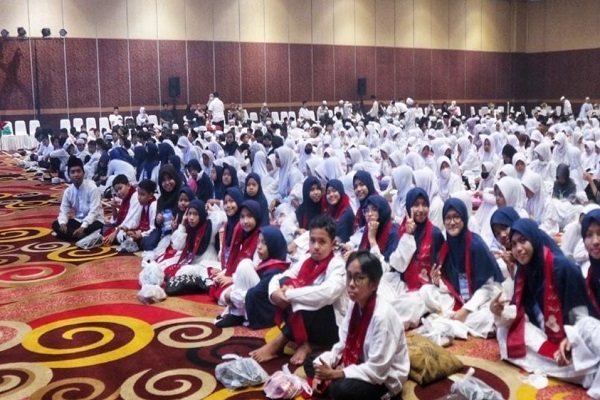 طلبة العتبة الحسينية في إندونيسيا يحيون برامج قرآنية خلال الشهر الفضيل + صور